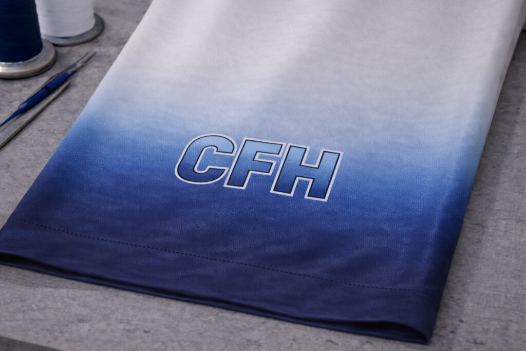 Sublimationsdruck auf Polyesterstoff mit Farbverlauf und CFH Logo für Corporate Fashion