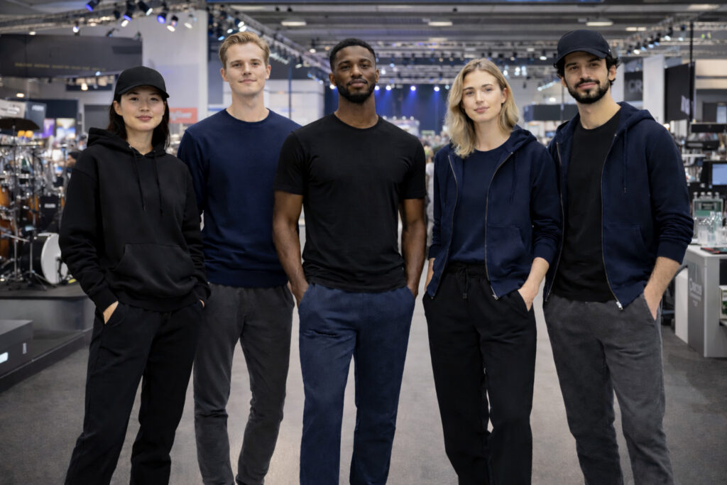 Teambekleidung für Unternehmen mit Hoodies, T-Shirts und Zippern im einheitlichen Corporate-Design